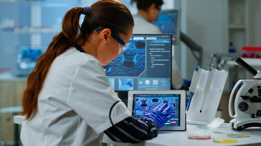 Mujer revisando el Software para laboratorios de análisis clínicos