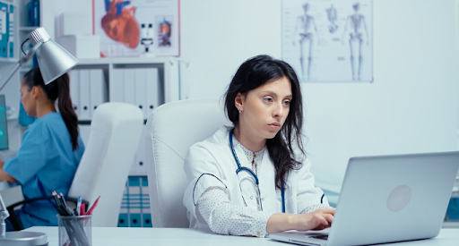 Científica analizando el Software para laboratorios de análisis clínicos