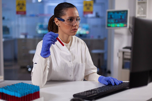 Doctora realizando gestión de muestras de laboratorio