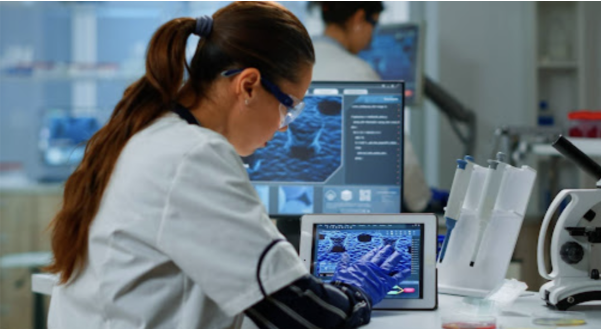 Científica analizando software para laboratorios veterinarios