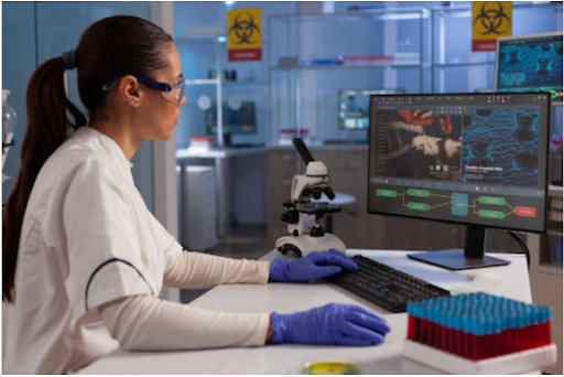 Científica revisando software para laboratorios veterinarios