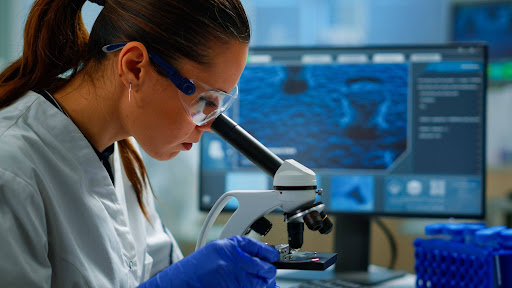 Mujer viendo sistema para laboratorio clínico